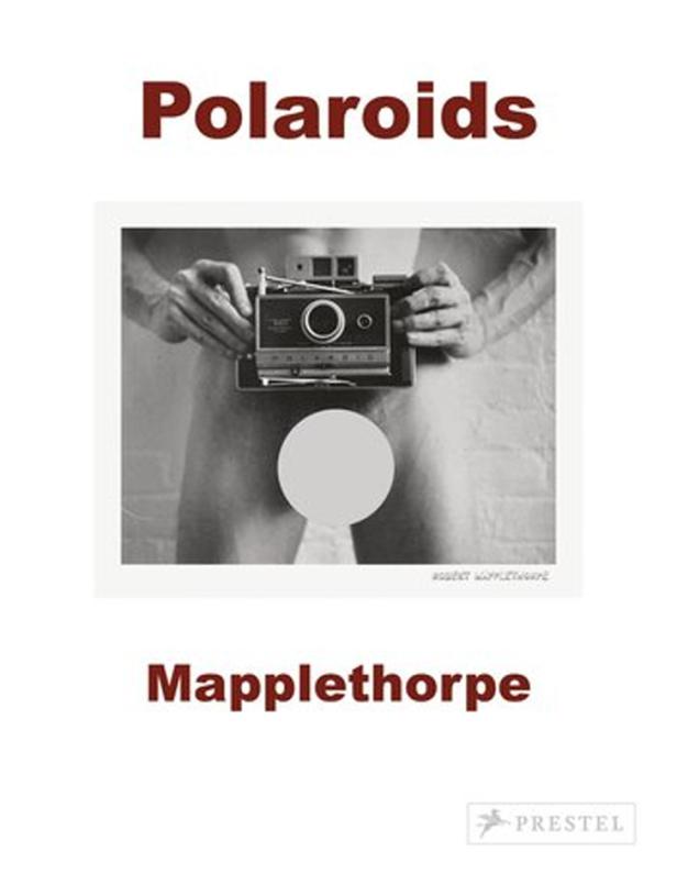 Das Cover des Buches „Polaroids“ von Robert Mapplethorpe zeigt eine Person mit einer Polaroidkamera vor dem Körper.