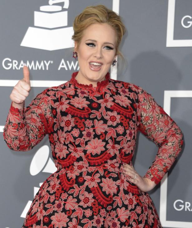 Adele auf dem roten Teppich bei den Grammy Awards mit erhobenem Daumen.