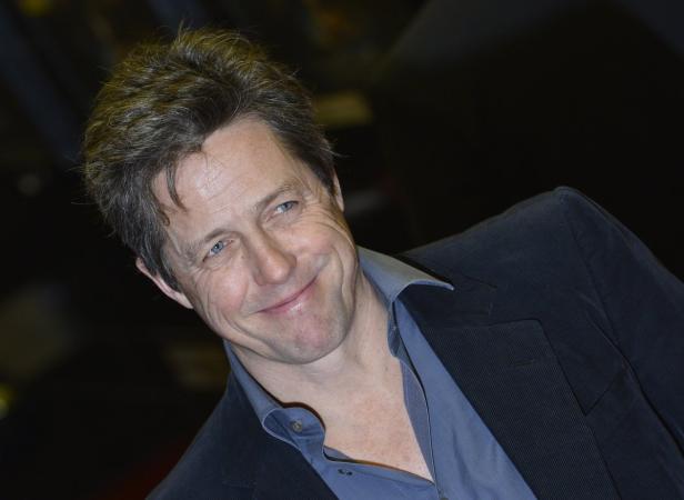 Porträt von Hugh Grant, der lächelt.