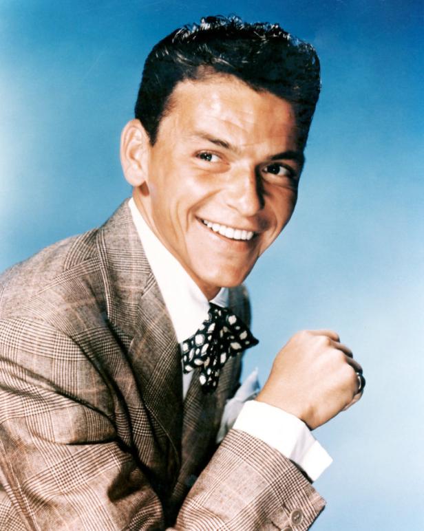 Ein Porträt von Frank Sinatra in einem karierten Anzug und einer gepunkteten Fliege.