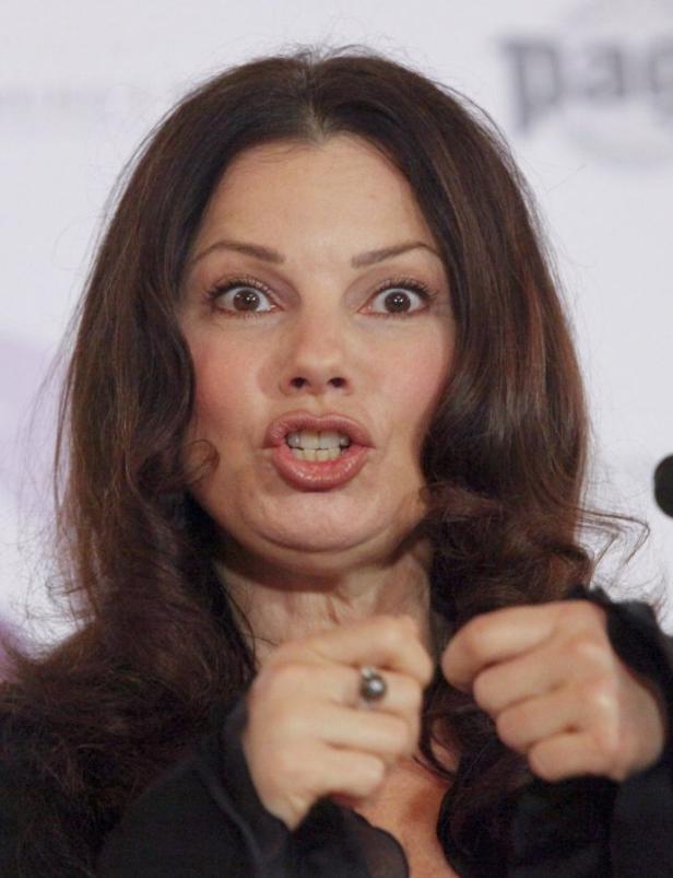 Fran Drescher gestikuliert während einer Rede mit ihren Händen.