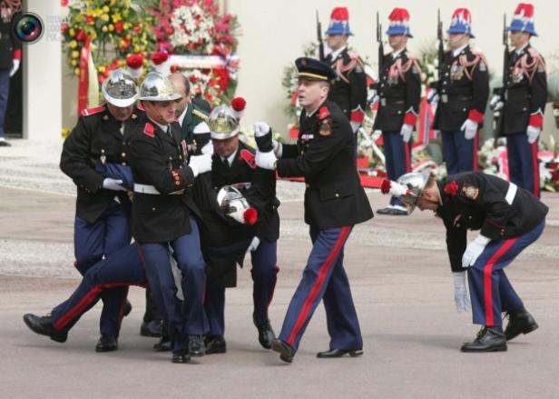 Mitglieder der Ehrengarde tragen einen Sarg bei einer Zeremonie.