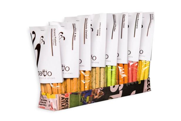 Verschiedene Sorten „pavo“-Aperitif-Sticks in einer Zeitungsbox präsentiert.