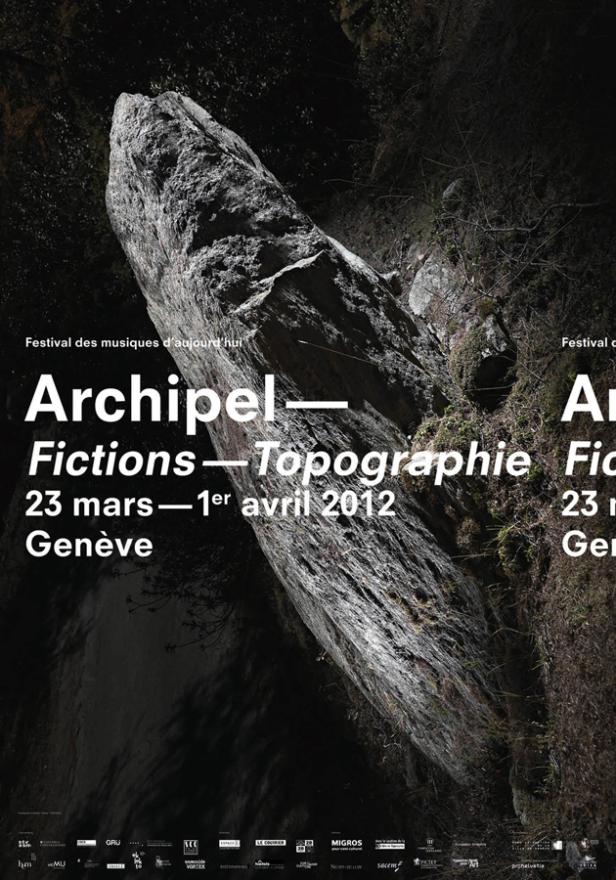 Ein Felsblock im Wald dient als Hintergrund für das Festival „Archipel“ in Genf.
