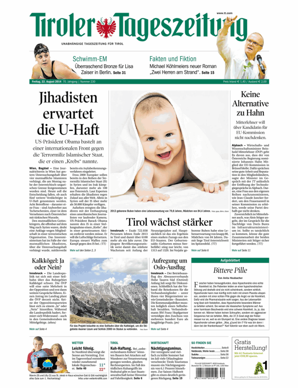 Ein lächelndes Baby, in ein weißes Handtuch gehüllt, liegt auf dem Bauch.