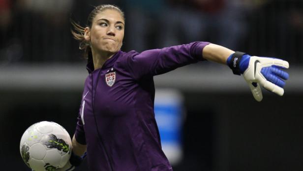 Hope Solo, die Torhüterin der US-Frauenfußballnationalmannschaft, wirft einen Ball.