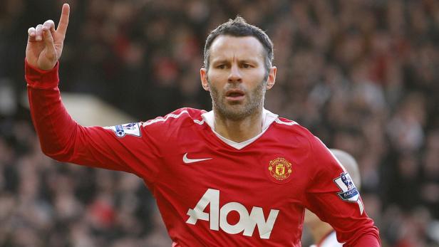 Ryan Giggs im roten Trikot von Manchester United mit erhobenem Zeigefinger.