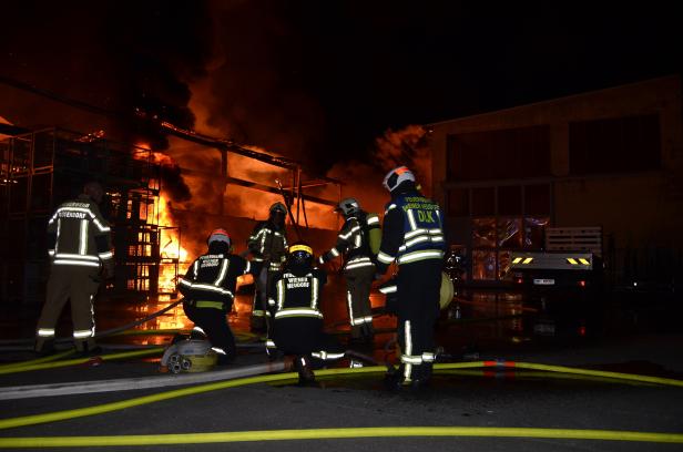 Feuerwehrleute bekämpfen einen Brand in einem Gebäude in Wiener Neudorf.