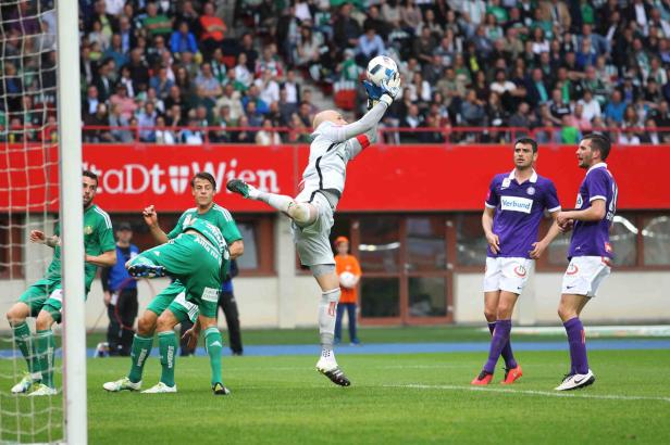 Ein Fußballtorwart fängt den Ball während eines Spiels.