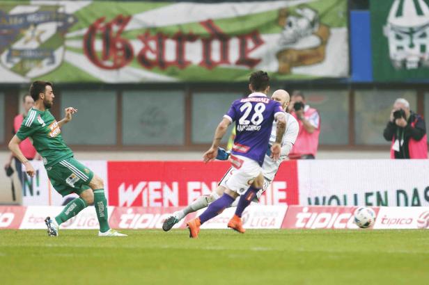 Fußballspieler kämpfen um den Ball während eines Spiels.