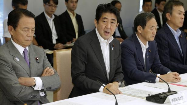 Shinzo Abe spricht bei einer Sitzung mit anderen japanischen Politikern.