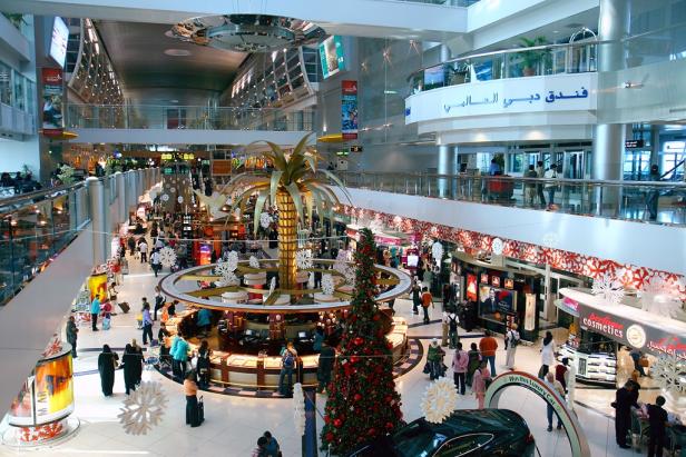 Weihnachtsdekorationen und Menschen im Duty-Free-Bereich des Flughafens Dubai.
