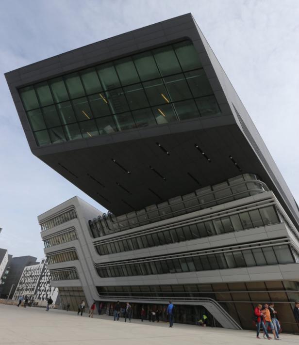 Die Bibliothek und das Lernzentrum der Wirtschaftsuniversität Wien mit Passanten.