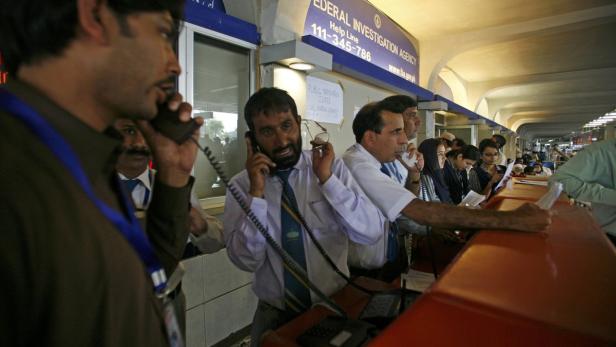 Mitarbeiter der Federal Investigation Agency nehmen Anrufe entgegen.