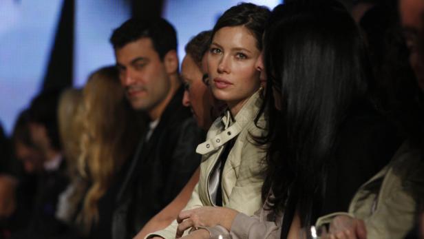 Jessica Biel sitzt bei einer Veranstaltung in der ersten Reihe.