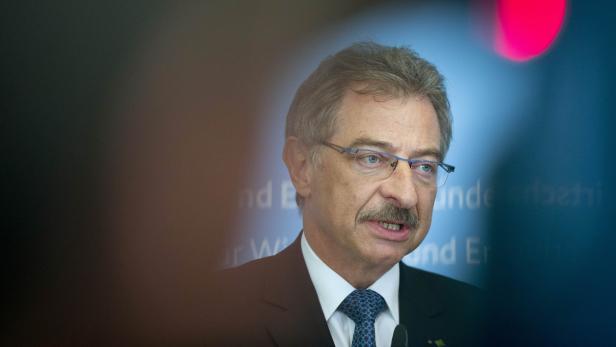 President of trade group Bitkom Dieter Kempf atten USA betreibt Handelspolitik mit "Smith & Wesson auf dem Tisch"
