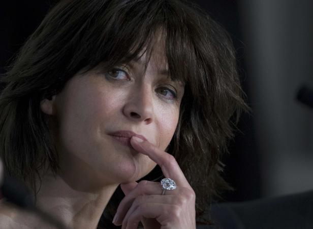 Sophie Marceau posiert mit einem auffälligen Diamantring.
