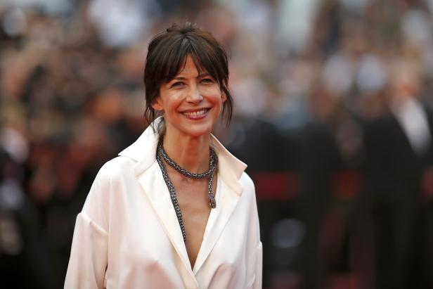 Sophie Marceau lächelt auf dem roten Teppich.