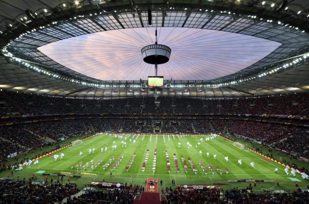 Blick in ein vollbesetztes Fußballstadion mit geöffnetem Dach.