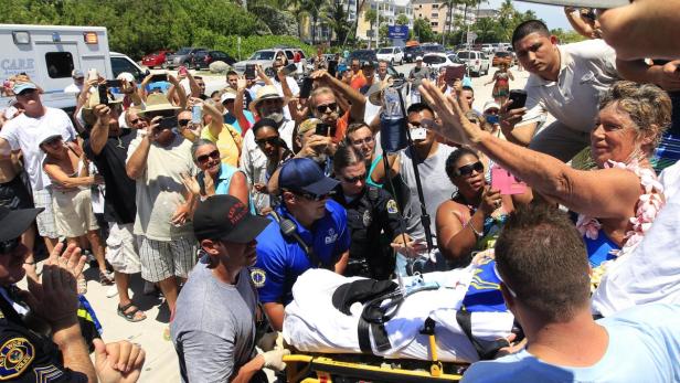 Diana Nyad winkt der Menge zu, nachdem sie in Key West, Florida, erschöpft an Land gebracht wurde.