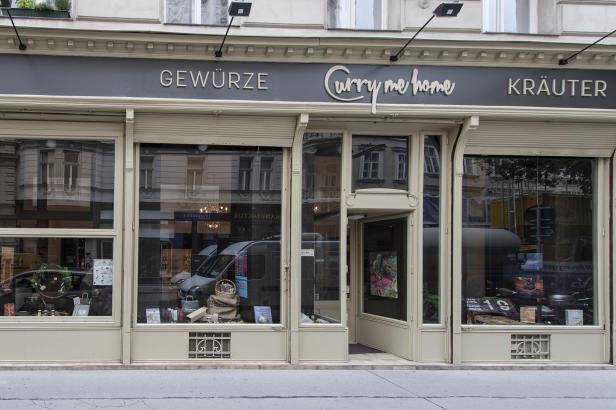 Ein Laden mit der Aufschrift „Gewürze Curry me home Kräuter“.