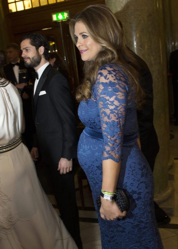 Prinzessin Sofia in einem blauen Spitzenkleid, begleitet von Prinz Carl Philip.