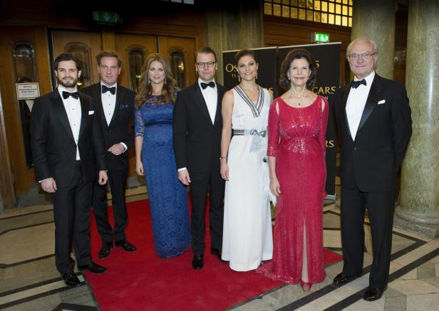 Die schwedische Königsfamilie posiert auf einem roten Teppich.