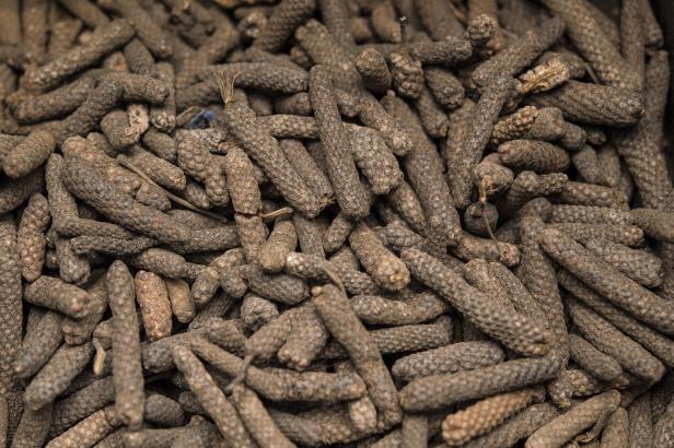 Eine Nahaufnahme von Langpfeffer, einem Gewürz mit würzigem Aroma.
