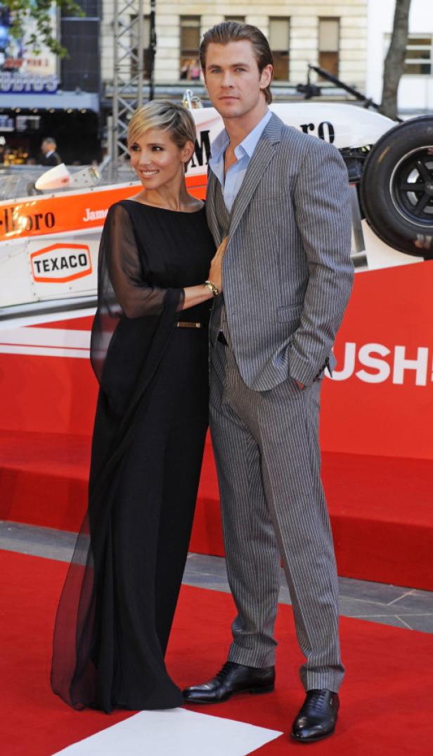 Chris Hemsworth und Elsa Pataky posieren auf einem roten Teppich.