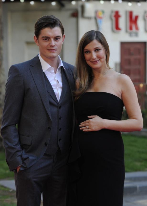 Finn Jones mit seiner schwangeren Frau auf dem roten Teppich.