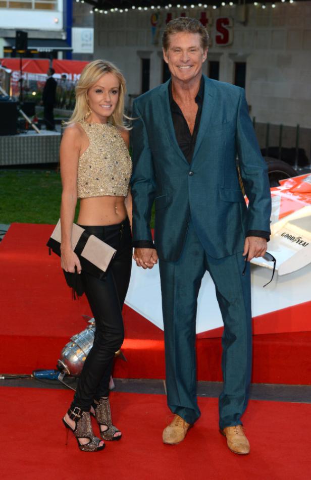 David Hasselhoff mit einer Frau auf einem roten Teppich.