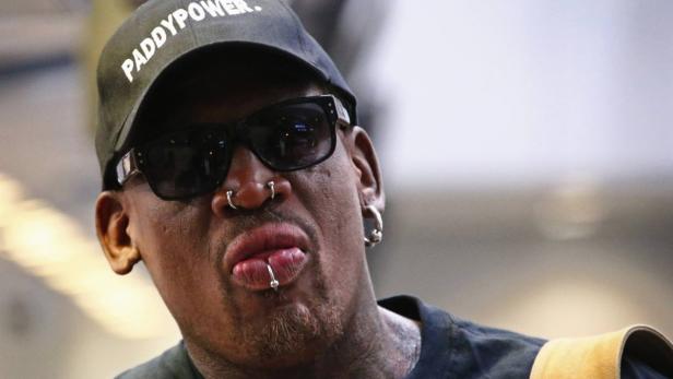 Dennis Rodman mit einer „Paddypower“-Kappe und mehreren Piercings im Gesicht.