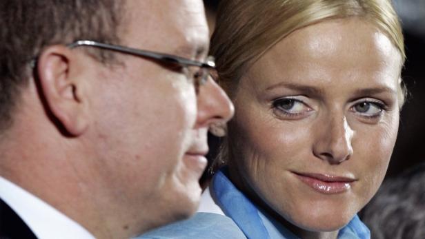 Fürst Albert II. von Monaco und seine Frau Charlène bei einer Veranstaltung.
