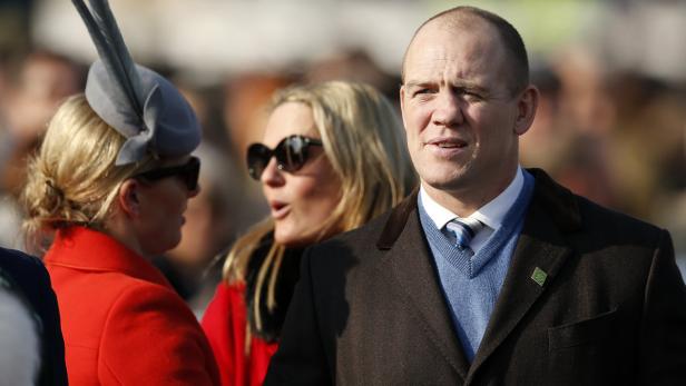 Mike Tindall mit zwei Frauen bei einer öffentlichen Veranstaltung.