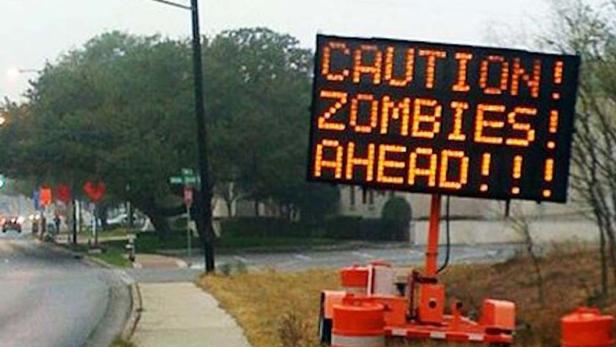 Eine LED-Anzeigetafel warnt vor Zombies.