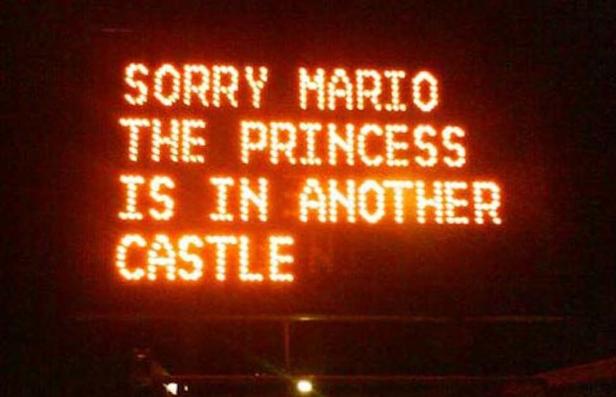 Eine LED-Anzeige mit der Aufschrift: „Sorry Mario, the princess is in another castle.“