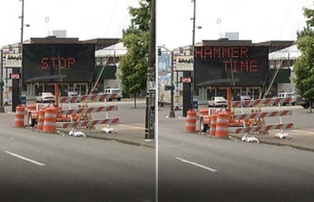 Zwei Straßensperren zeigen die Nachrichten „Stop“ und „Hammer Time“ an.