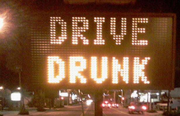 Eine elektronische Anzeigetafel warnt vor Trunkenheit am Steuer.