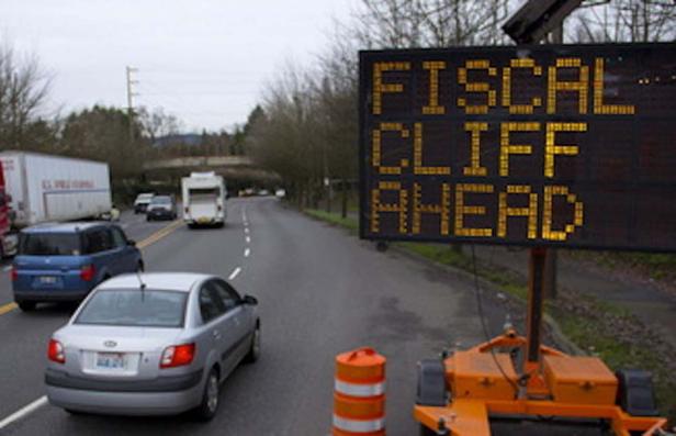 Ein Schild am Straßenrand warnt vor einer „Fiscal Cliff“.
