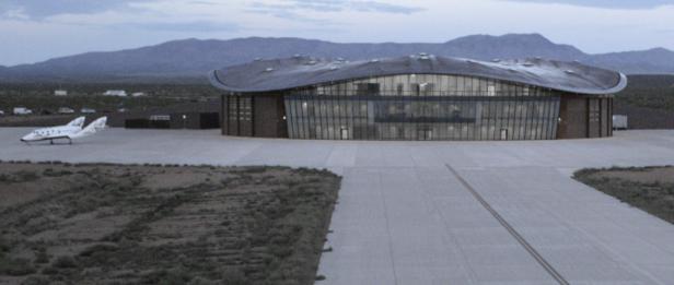 Das Spaceport America Gebäude mit einem Virgin Galactic Raumschiff auf dem Rollfeld.