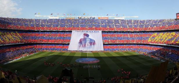 Das Camp Nou Stadion ist mit einem großen Banner für Xavi geschmückt.