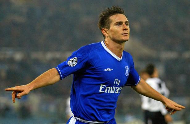 Frank Lampard im blauen Trikot des FC Chelsea feiert ein Tor.