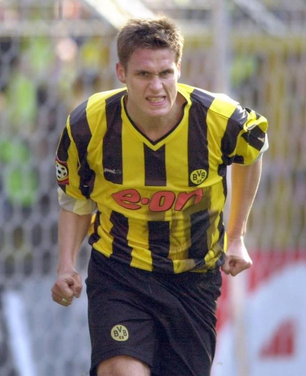 Ein Fußballspieler von Borussia Dortmund jubelt mit geballten Fäusten.