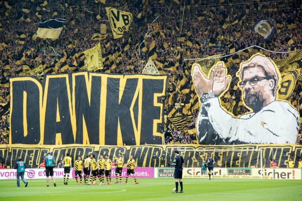 Borussia Dortmund Fans bedanken sich mit einem großen Banner bei Jürgen Klopp.