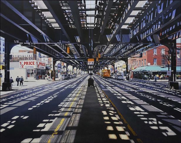 Eine belebte Straße in New York mit einer Hochbahnbrücke, die lange Schatten wirft.