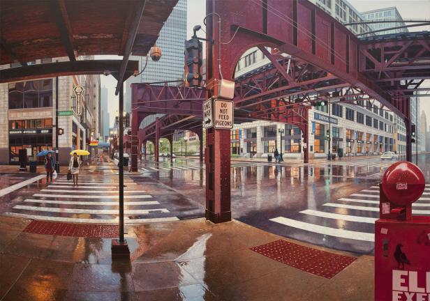 Regnerische Straßenszene in Chicago mit Fußgängern, Hochbahn und reflektierenden Oberflächen.