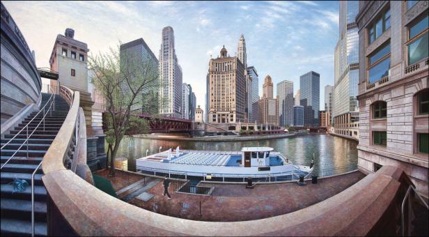 Der Chicago River schlängelt sich durch die Stadt, gesäumt von Wolkenkratzern und einer Anlegestelle mit einem Ausflugsschiff.