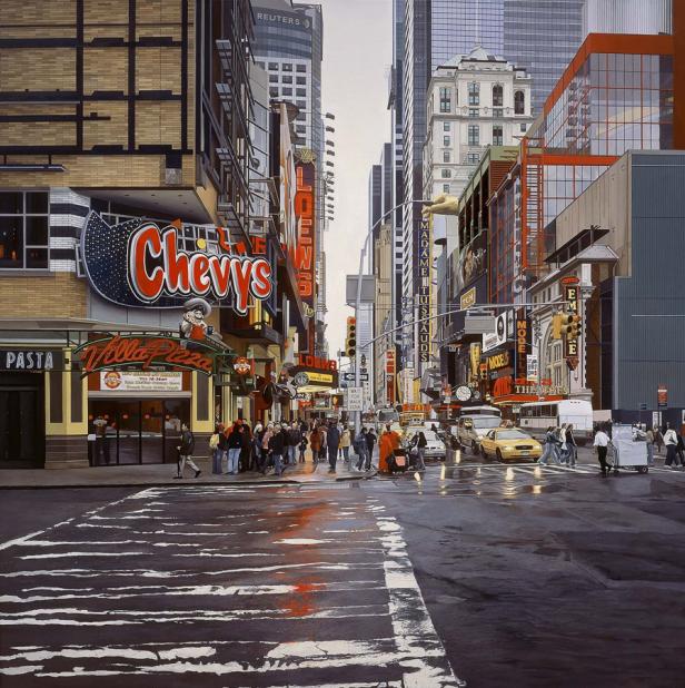 Eine belebte Straßenszene in New York City mit vielen Menschen und hellen Werbetafeln.
