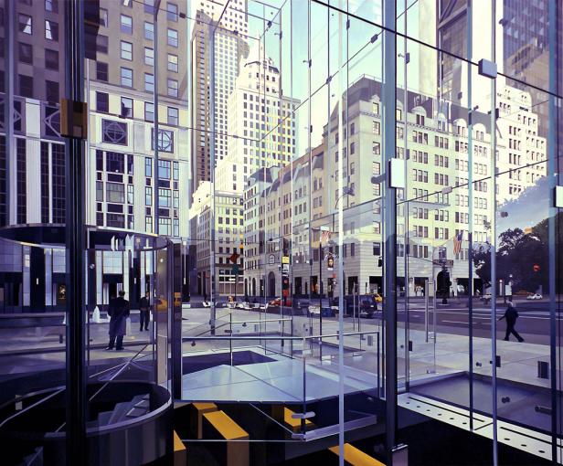 Blick durch eine Glasfassade auf eine belebte Straße in einer Stadt mit Hochhäusern.