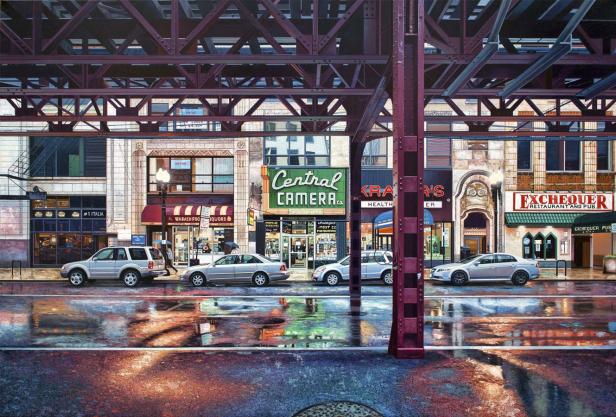 Eine belebte Straßenszene in Chicago mit Geschäften wie Central Camera und Exchequer Restaurant unter einer Hochbahn.